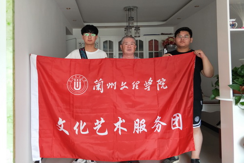4、志愿者与苏善来先生合影_调整大小.jpg