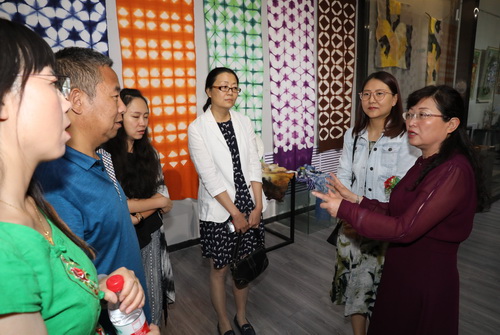 005副校长张兆勤参观指导展览_调整大小.JPG 005副校长张兆勤参观指导展览_调整大小.JPG