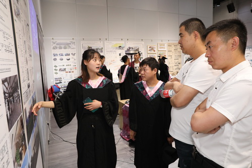 013毕业生向参观者讲解设计理念_调整大小.JPG 013毕业生向参观者讲解设计理念_调整大小.JPG