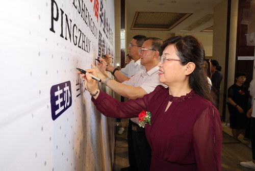 004校领导签名向毕业生送祝福_调整大小.JPG 004校领导签名向毕业生送祝福_调整大小.JPG