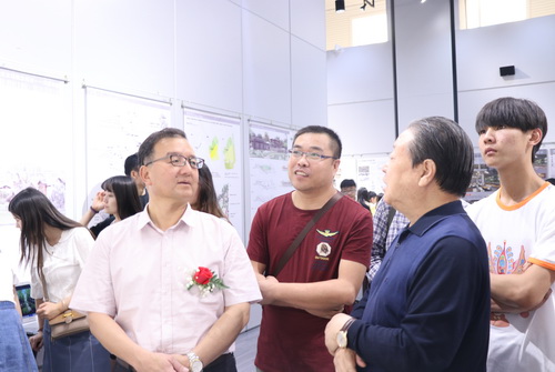 011副校长郑伟强、驻校专家莫建成参观指导作品展_调整大小.JPG 011副校长郑伟强、驻校专家莫建成参观指导作品展_调整大小.JPG