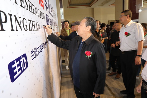 009驻校专家莫建成签名向毕业生送祝福_调整大小.JPG 009驻校专家莫建成签名向毕业生送祝福_调整大小.JPG