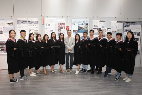 019和专业老师合影留念_调整大小.JPG 019和专业老师合影留念_调整大小.JPG