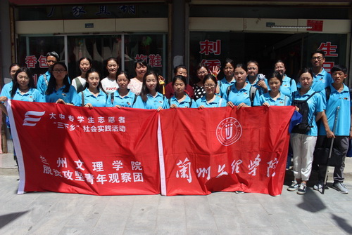4.与香包传承人合影_调整大小.JPG