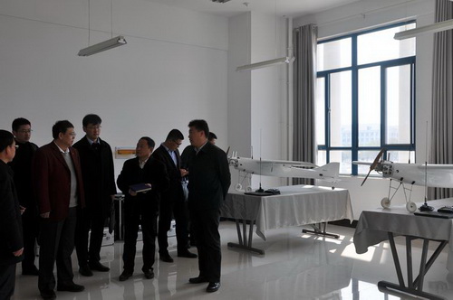 3汪校长一行参观实验室及百校工程建设情况_调整大小.JPG