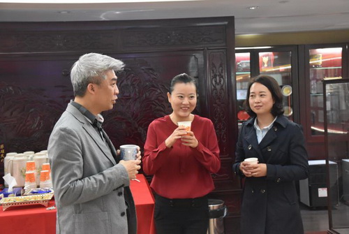 9研修学院和授课专家交流讨论_调整大小.jpg